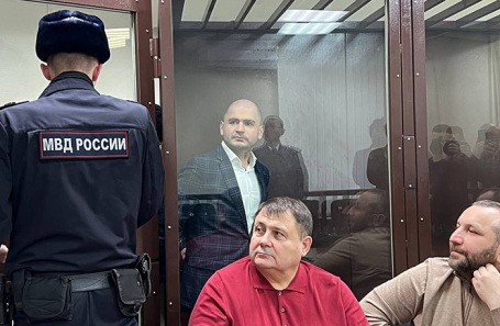 Левон Анаджанян (в стеклянном боксе).